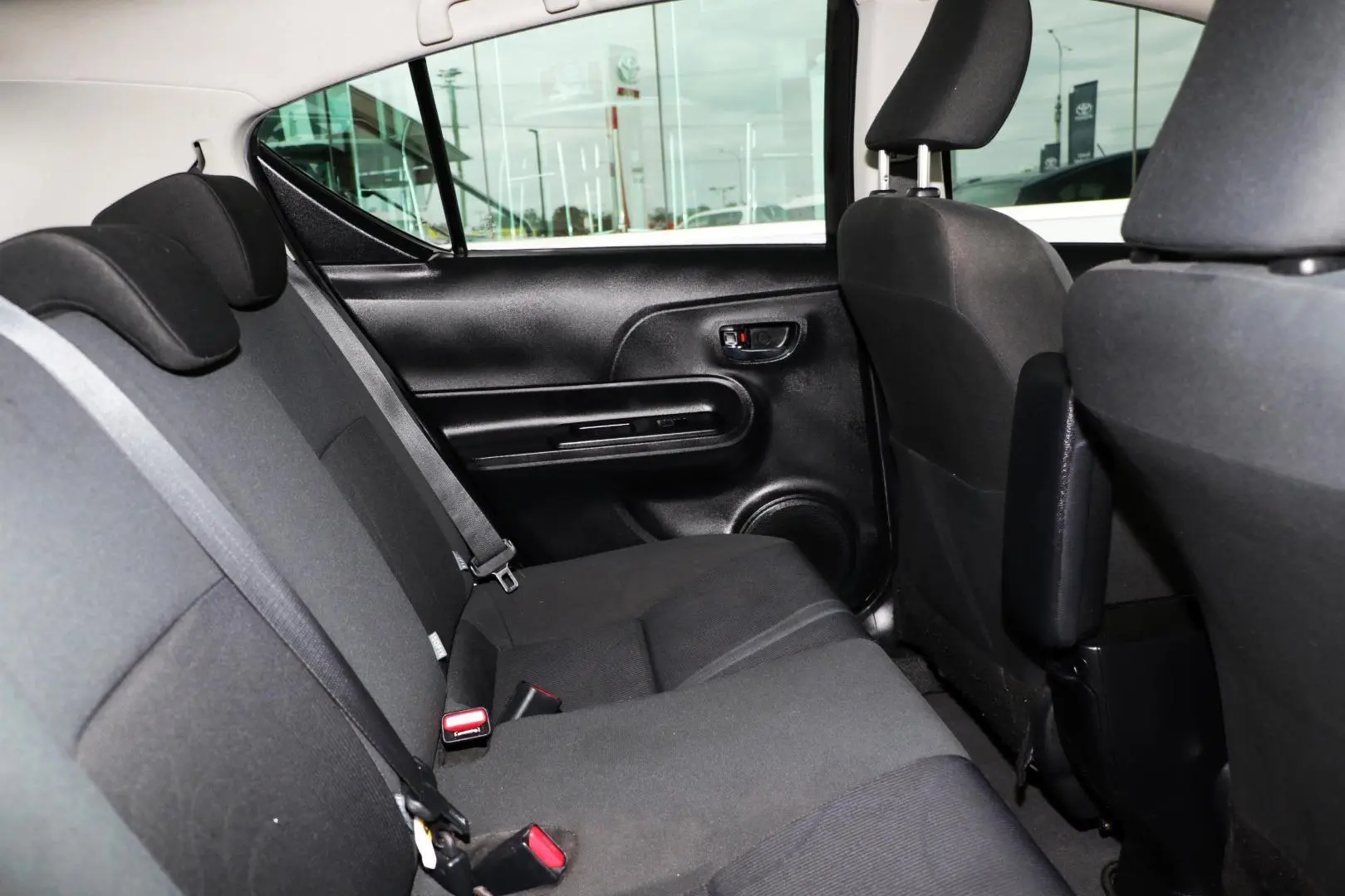 2015 Toyota Prius C Gallery Image 9