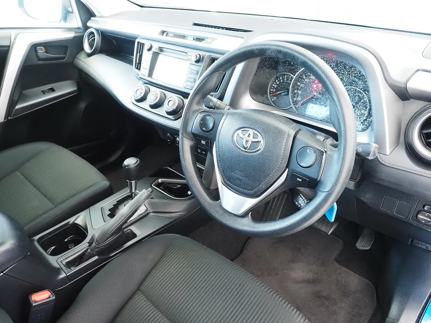 2017 Toyota RAV4 Gallery Image 4