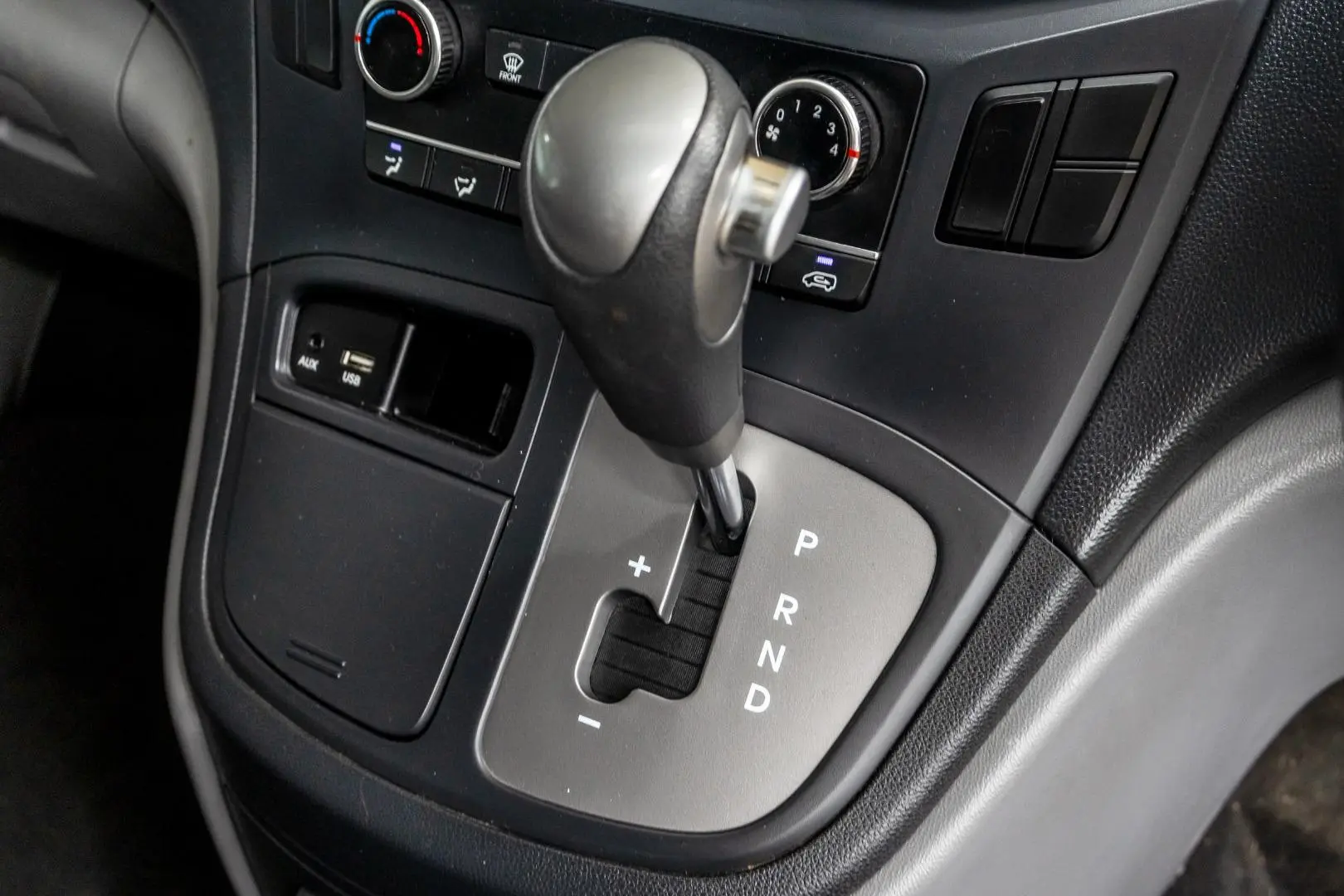 2020 Hyundai iLoad Gallery Image 12