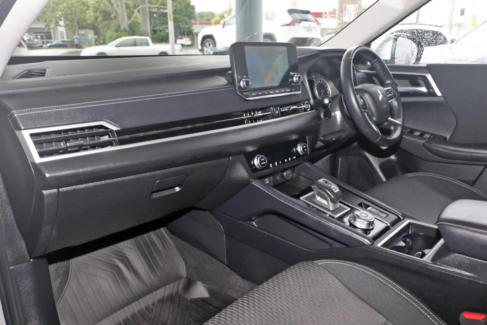 2024 Mitsubishi Outlander Gallery Image 7