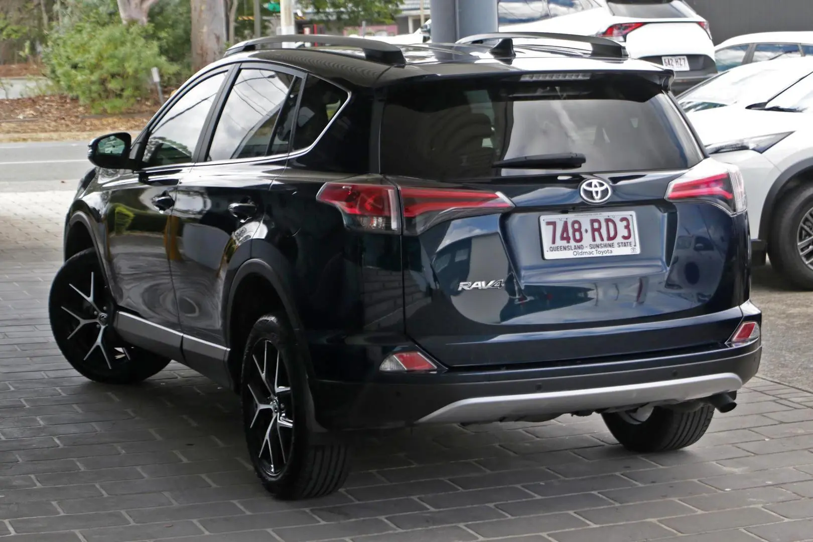 2017 Toyota RAV4 Gallery Image 2