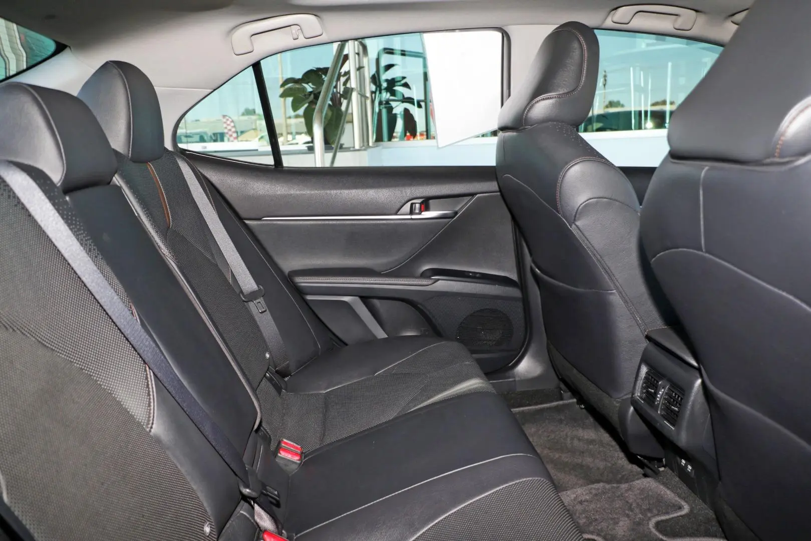 2019 Toyota Camry Gallery Image 10