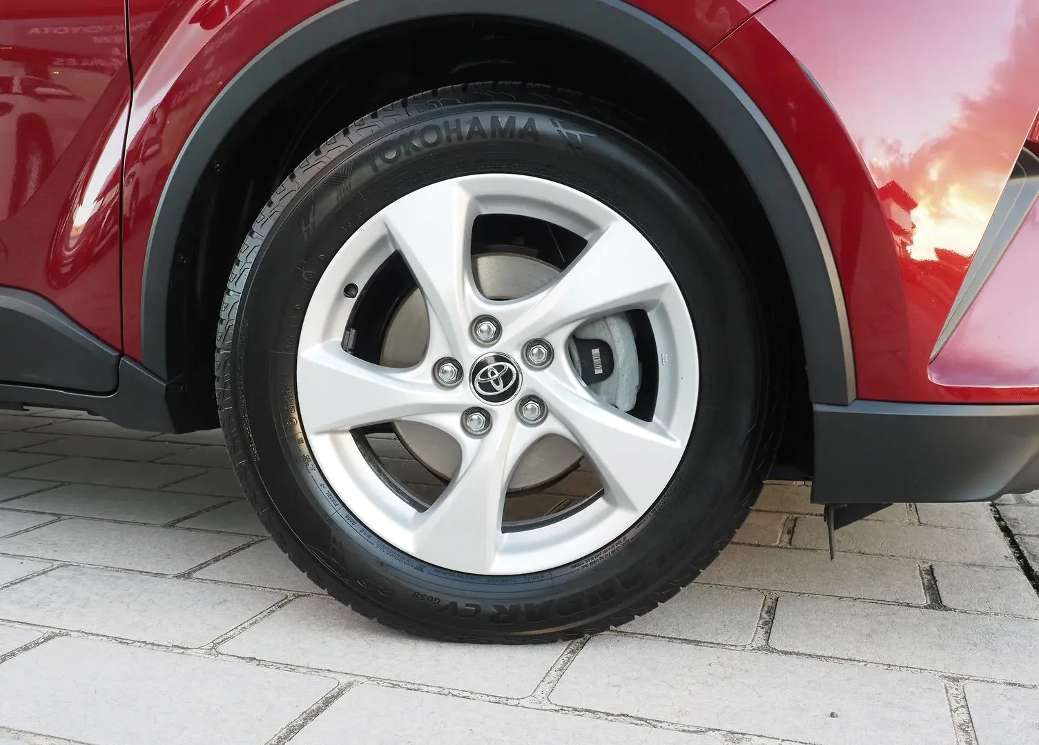 2019 Toyota C-HR Gallery Image 11