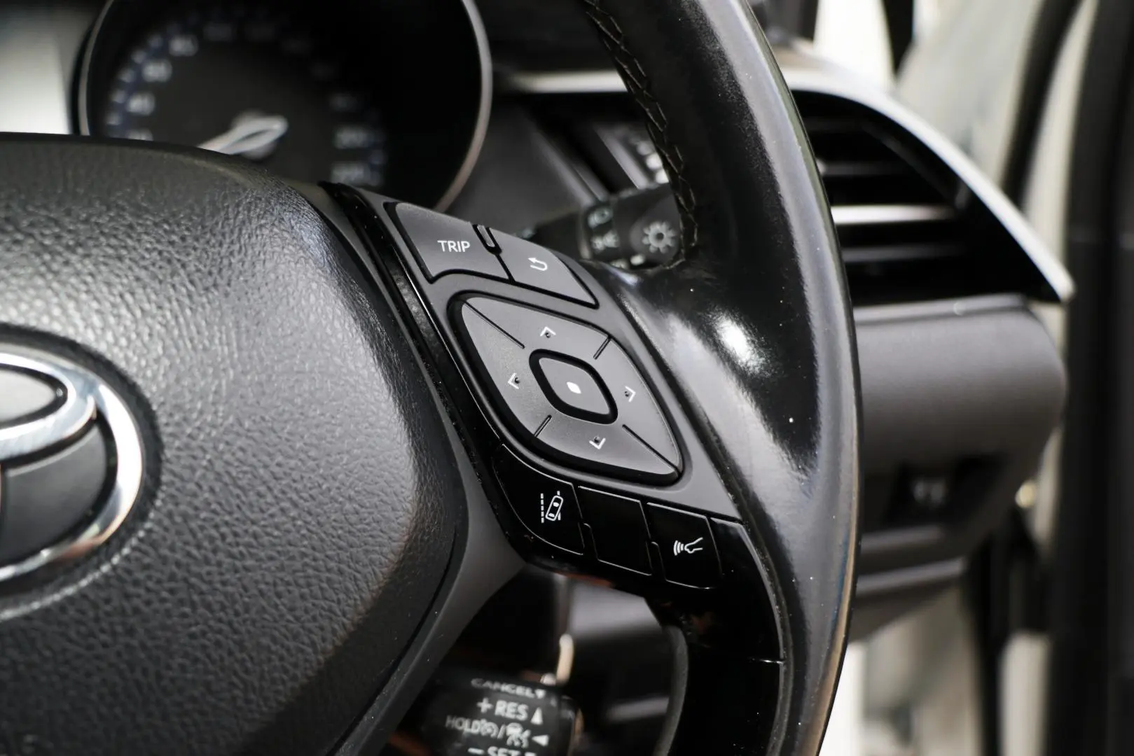 2018 Toyota C-HR Gallery Image 16