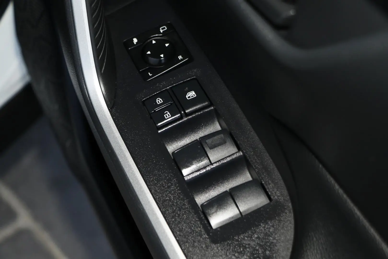 2025 Toyota RAV4 Gallery Image 19