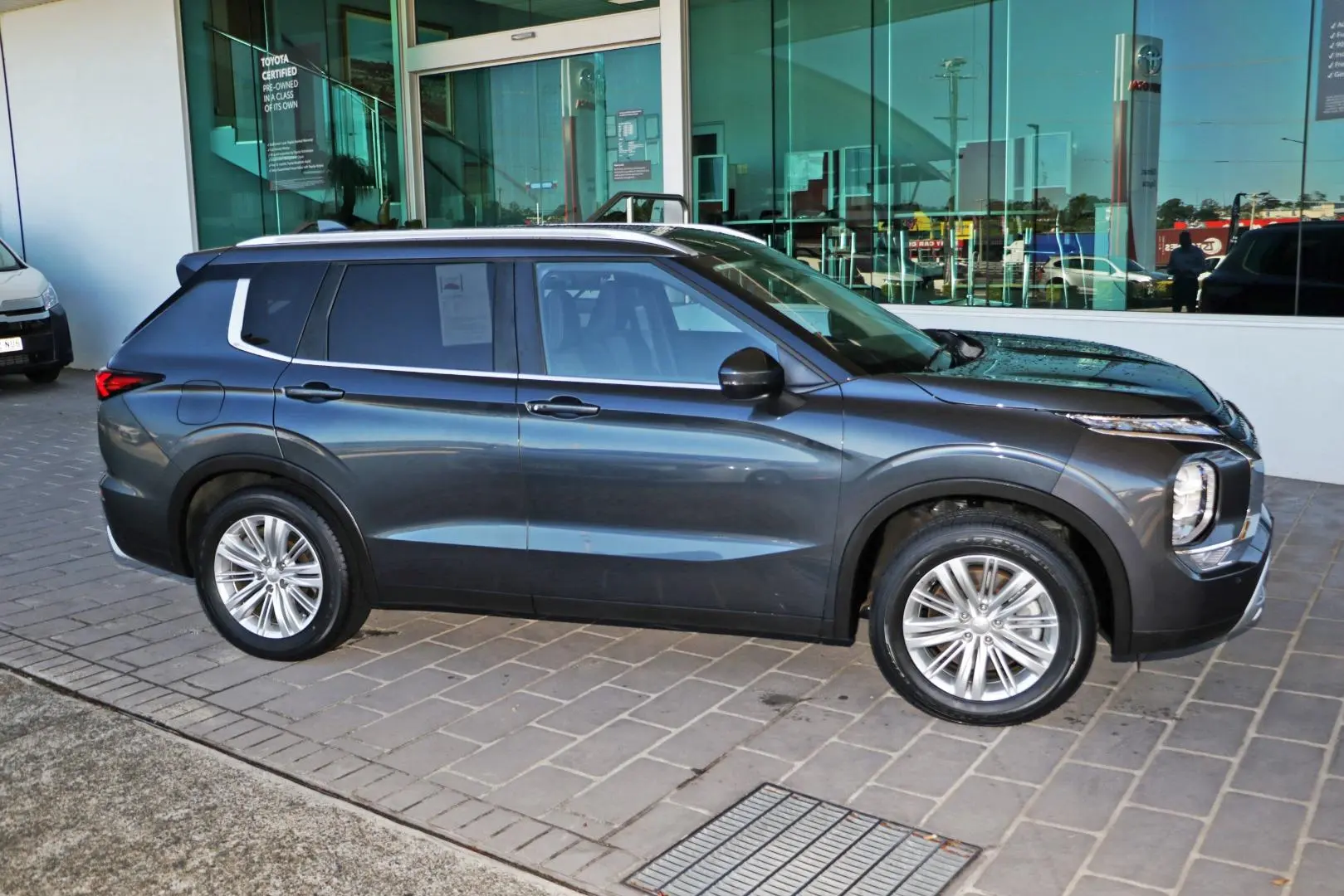 2024 Mitsubishi Outlander Gallery Image 5