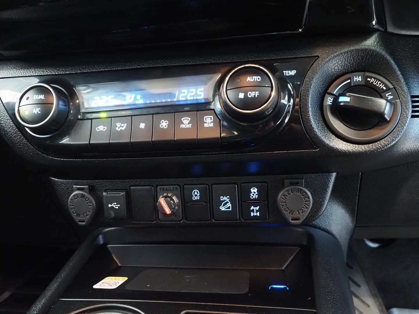 2025 Toyota Hilux Gallery Image 27