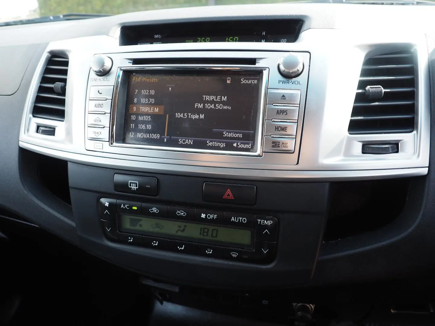 2015 Toyota Hilux Gallery Image 10