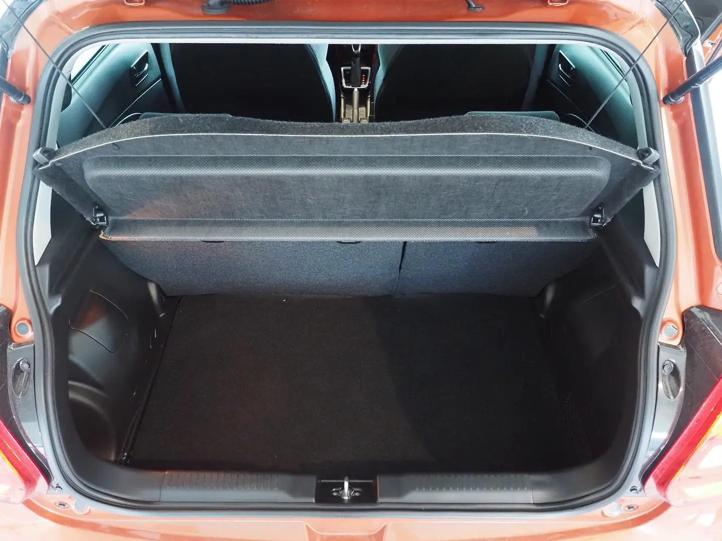 2020 Suzuki Swift Gallery Image 14