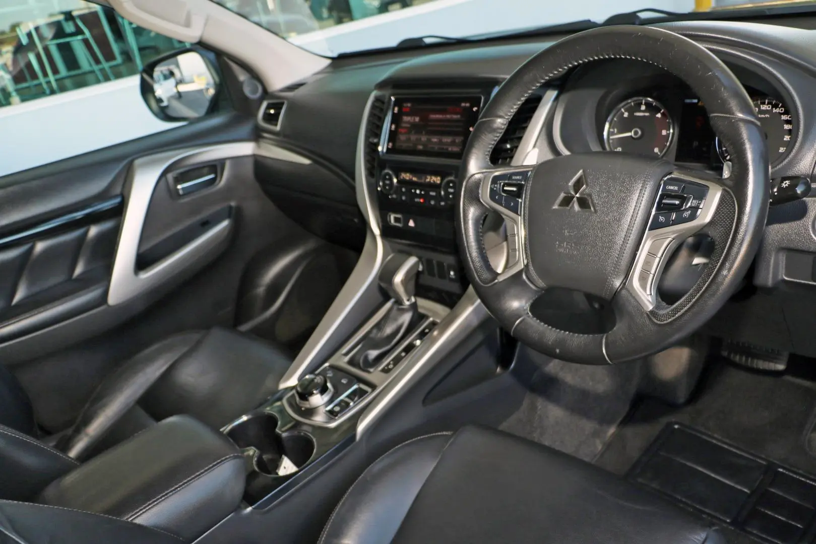 2016 Mitsubishi Pajero Sport Gallery Image 6