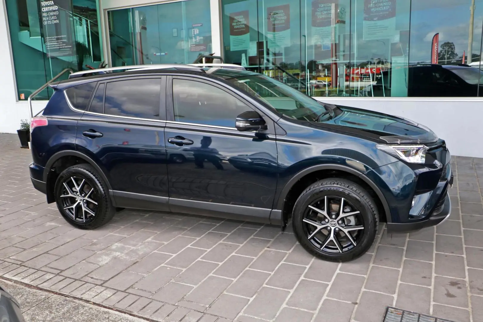 2017 Toyota RAV4 Gallery Image 5