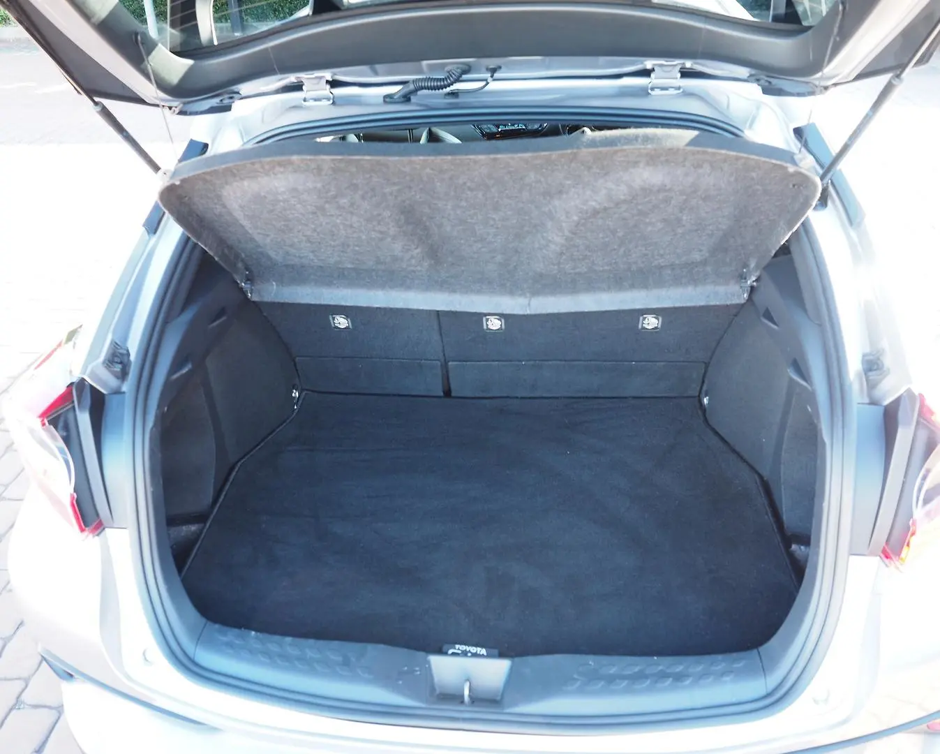 2018 Toyota C-HR Gallery Image 16