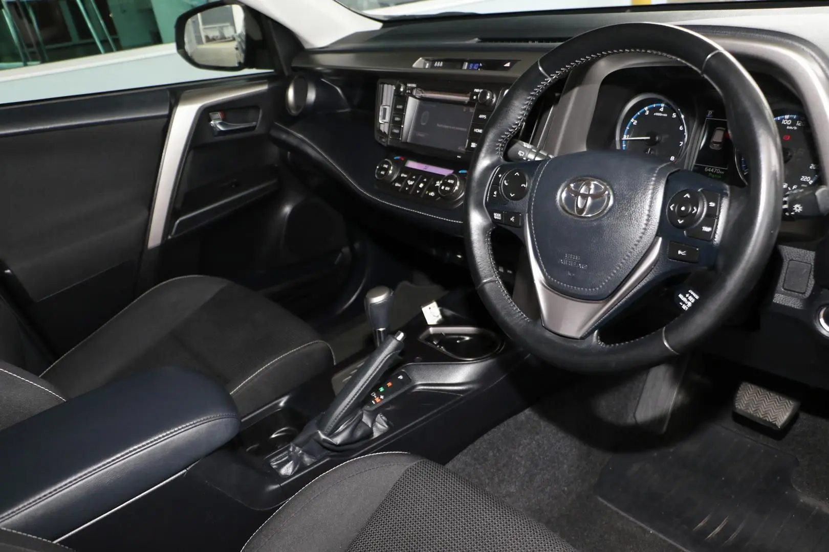 2017 Toyota RAV4 Gallery Image 6