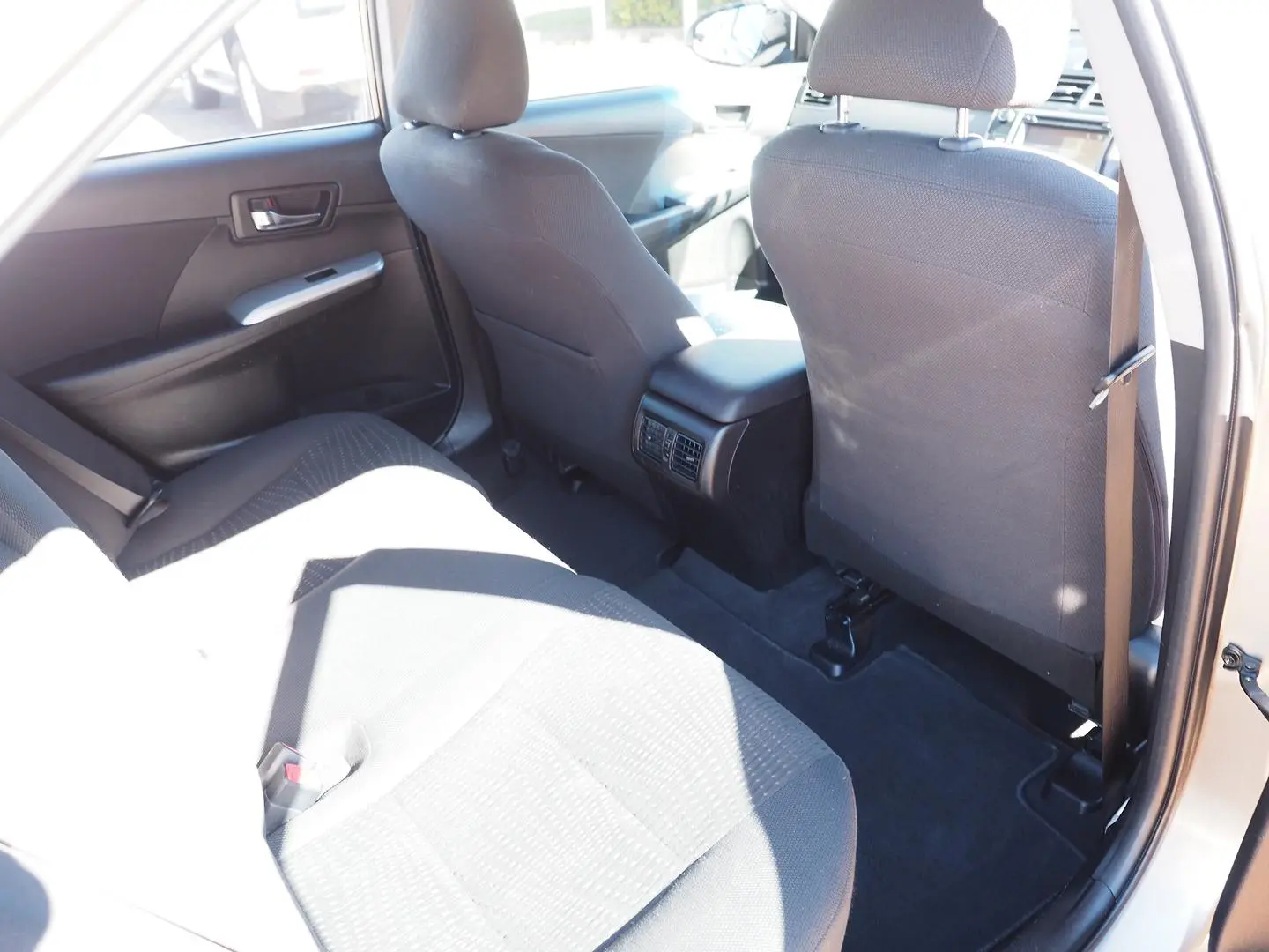 2016 Toyota Camry Gallery Image 28