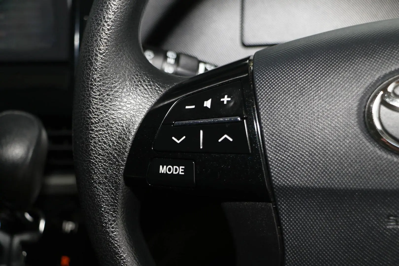 2015 Toyota Tarago Gallery Image 12
