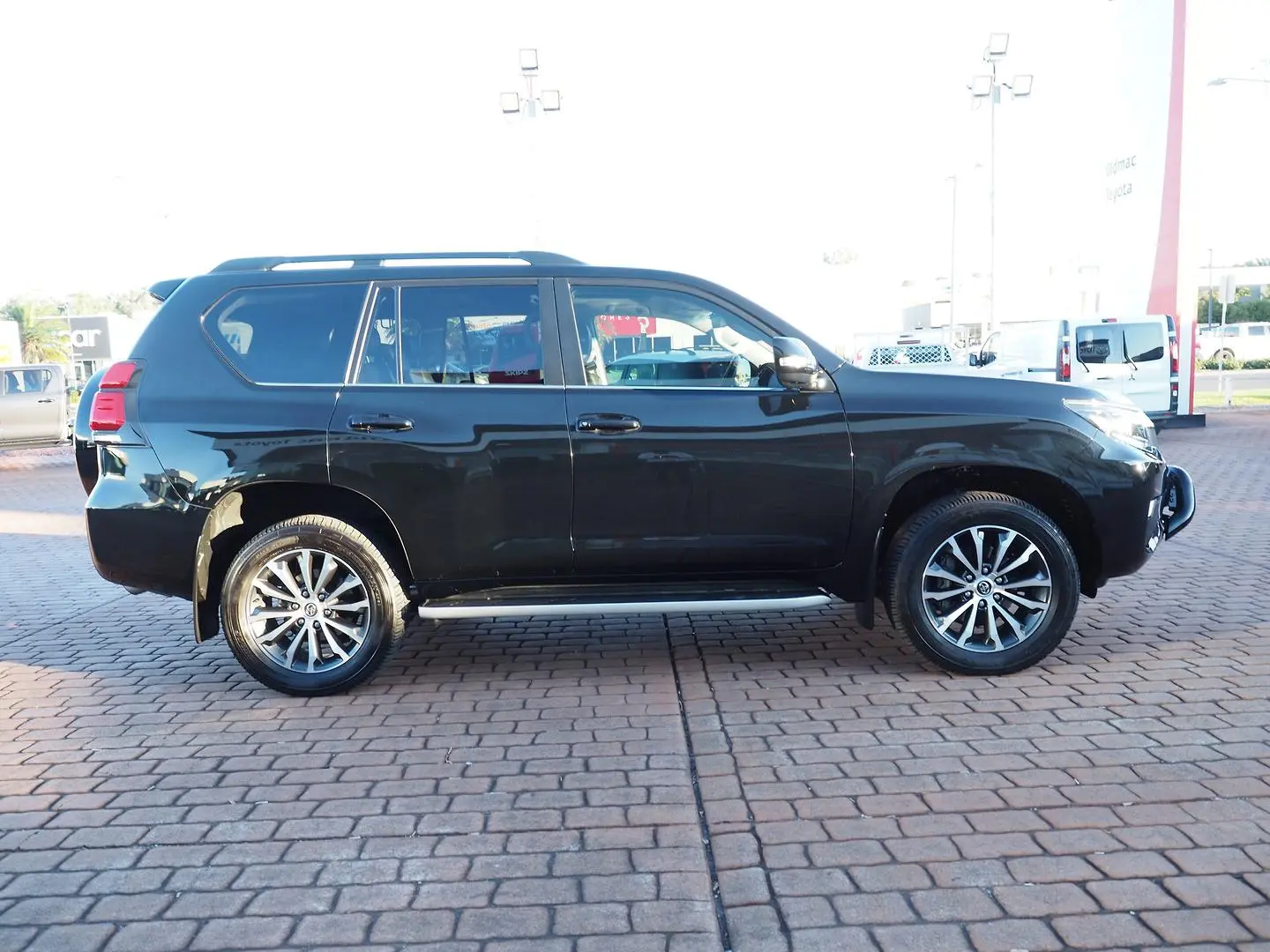 2023 Toyota Landcruiser Prado Gallery Image 4