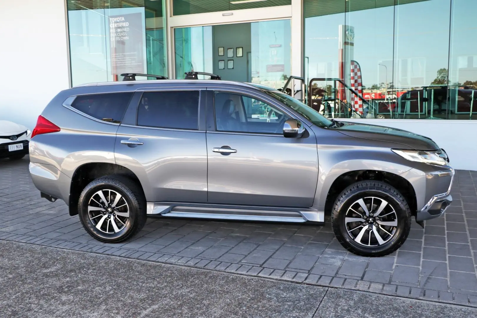 2016 Mitsubishi Pajero Sport Gallery Image 5