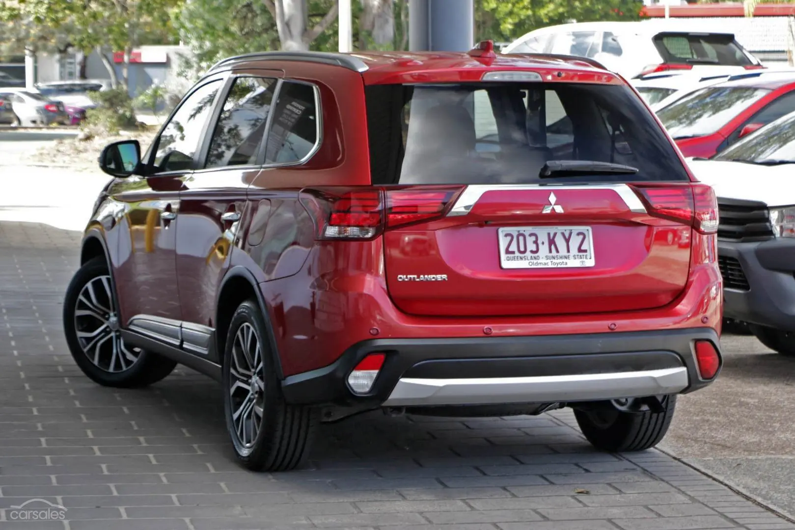 2018 Mitsubishi Outlander Image 2