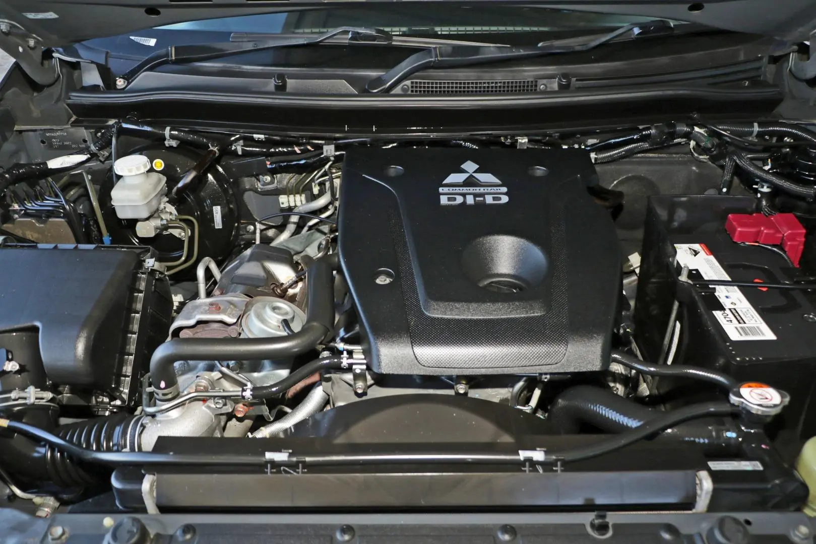 2016 Mitsubishi Pajero Sport Gallery Image 19