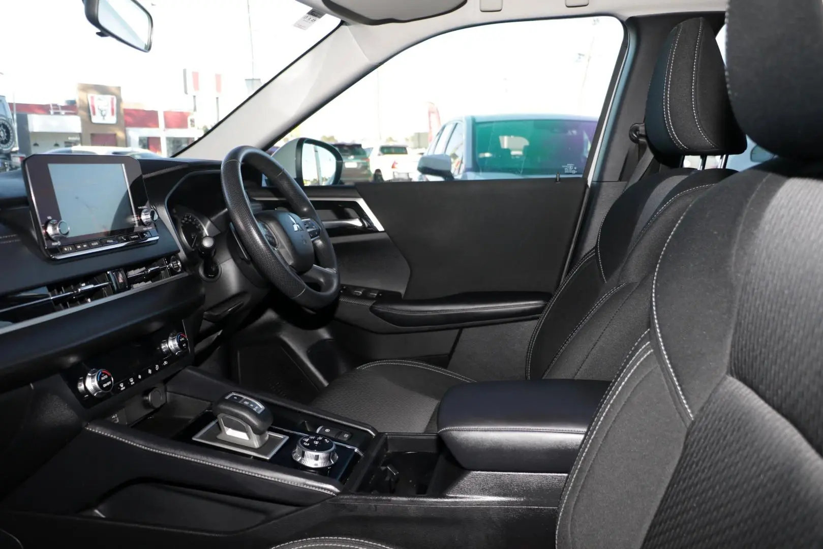 2023 Mitsubishi Outlander Gallery Image 8