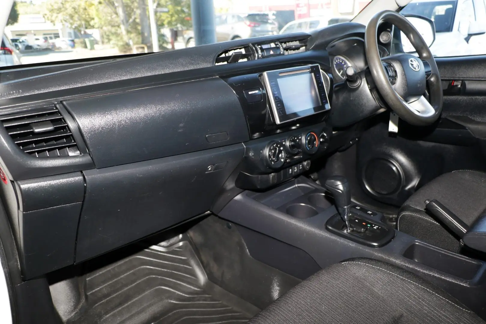 2018 Toyota Hilux Gallery Image 7