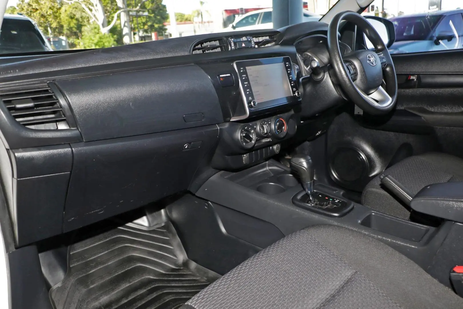 2022 Toyota Hilux Gallery Image 7