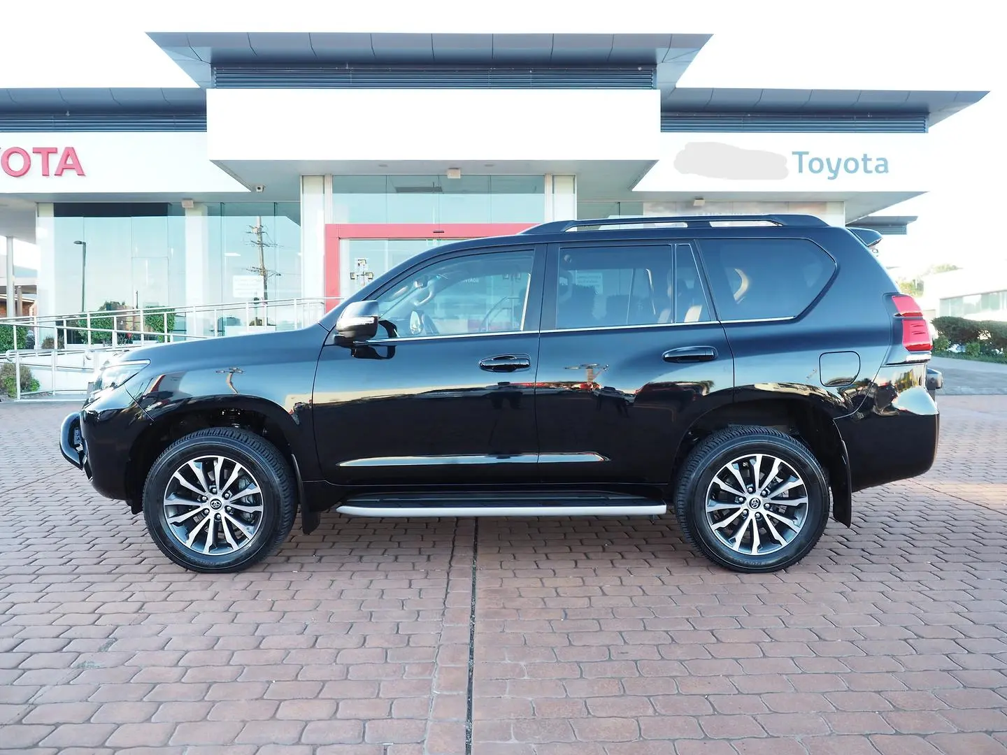 2023 Toyota Landcruiser Prado Gallery Image 7