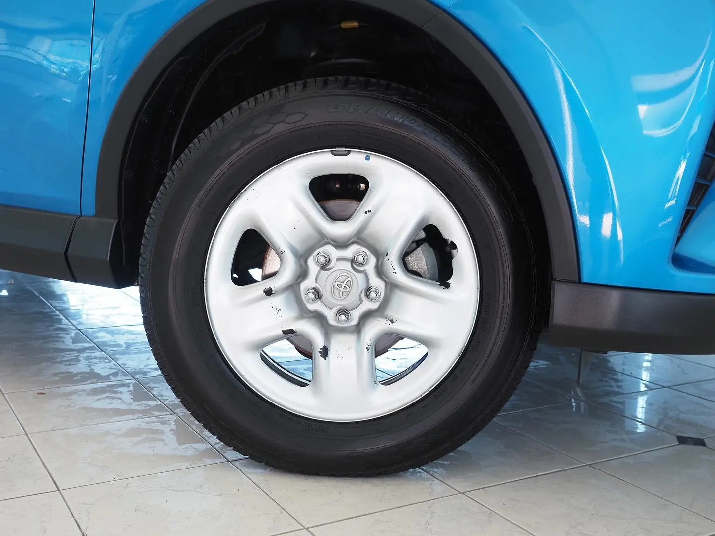 2017 Toyota RAV4 Gallery Image 14