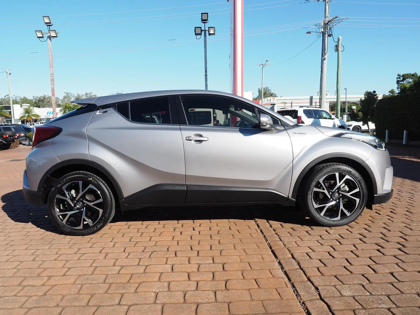 2018 Toyota C-HR Gallery Image 4