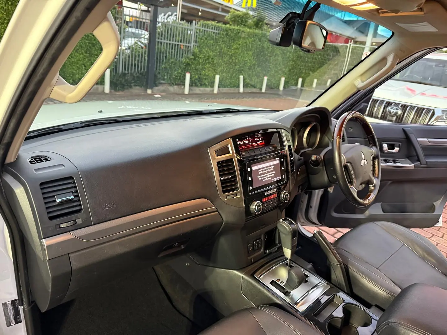2016 Mitsubishi Pajero Gallery Image 19
