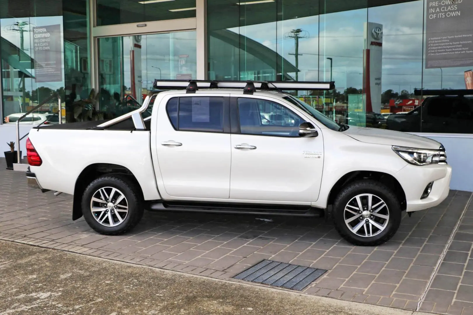 2016 Toyota Hilux Gallery Image 4