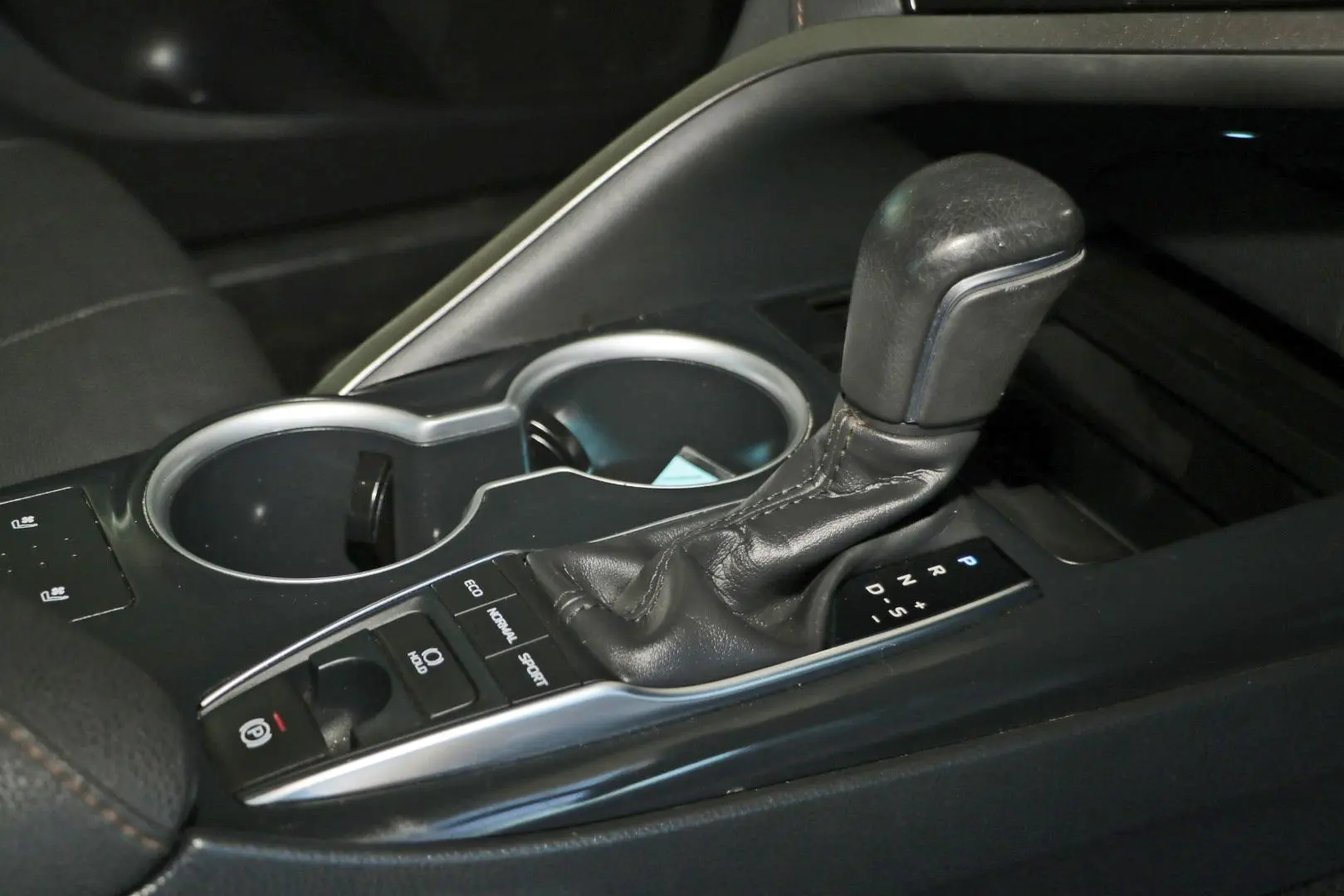 2019 Toyota Camry Gallery Image 16