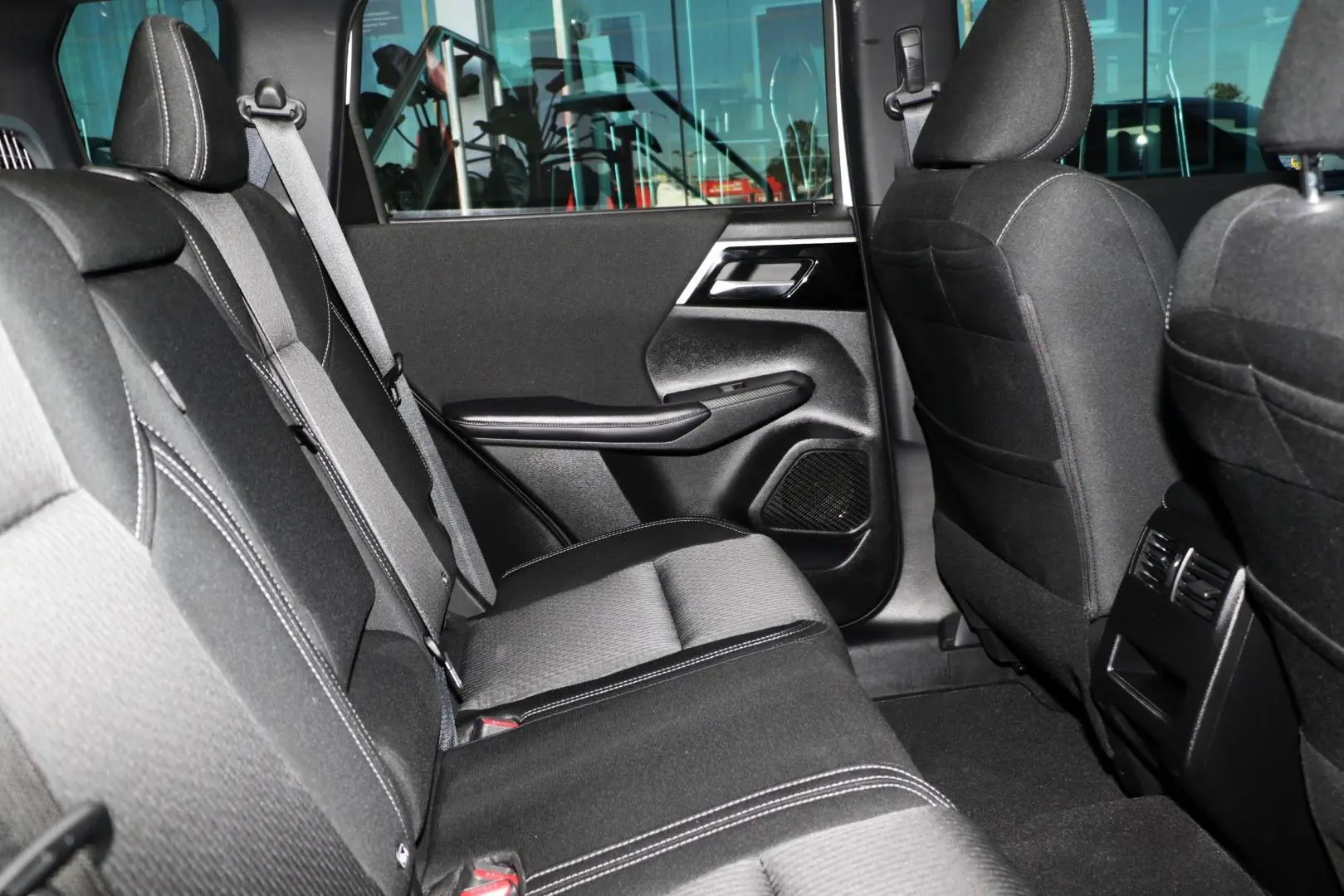 2023 Mitsubishi Outlander Gallery Image 9