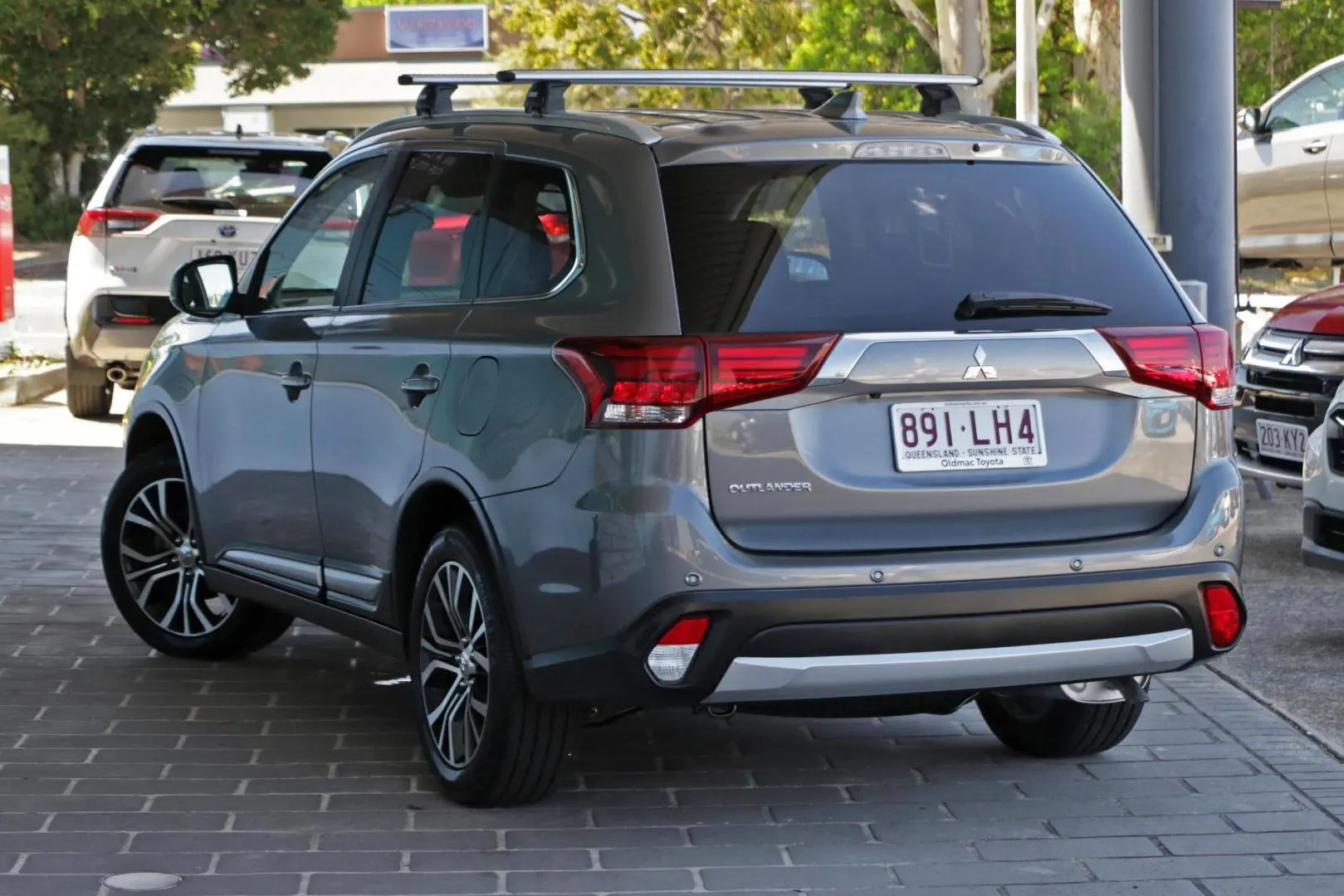 2018 Mitsubishi Outlander Image 2