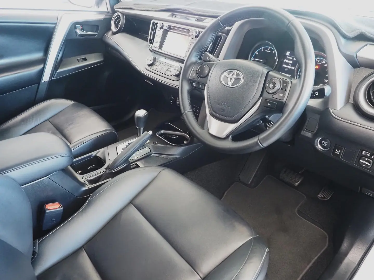 2018 Toyota RAV4 Gallery Image 4