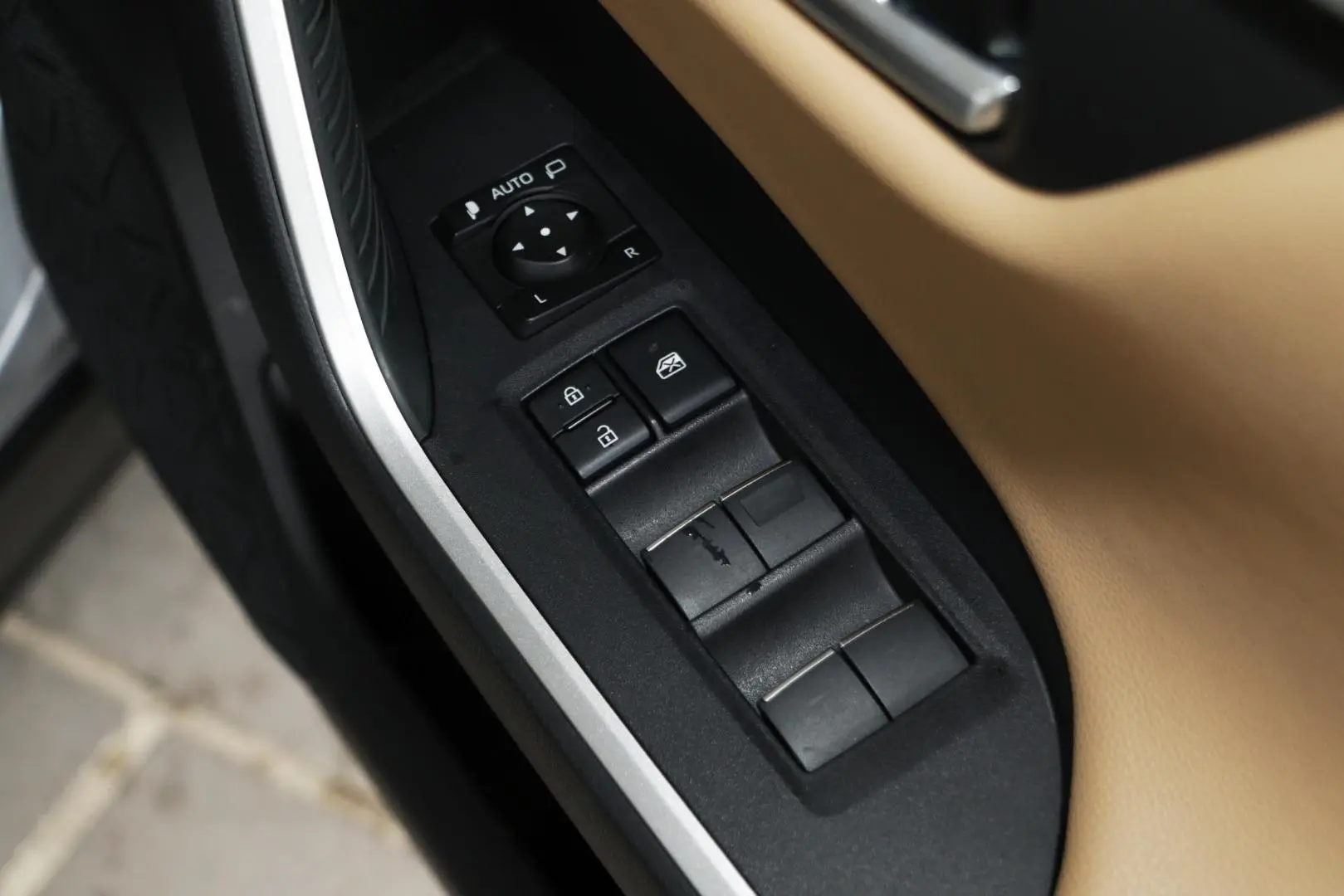 2025 Toyota RAV4 Gallery Image 19