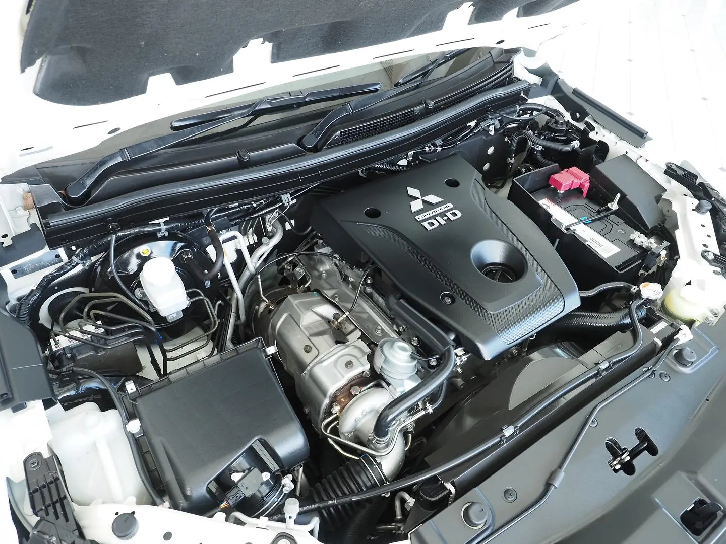 2022 Mitsubishi Pajero Sport Gallery Image 4