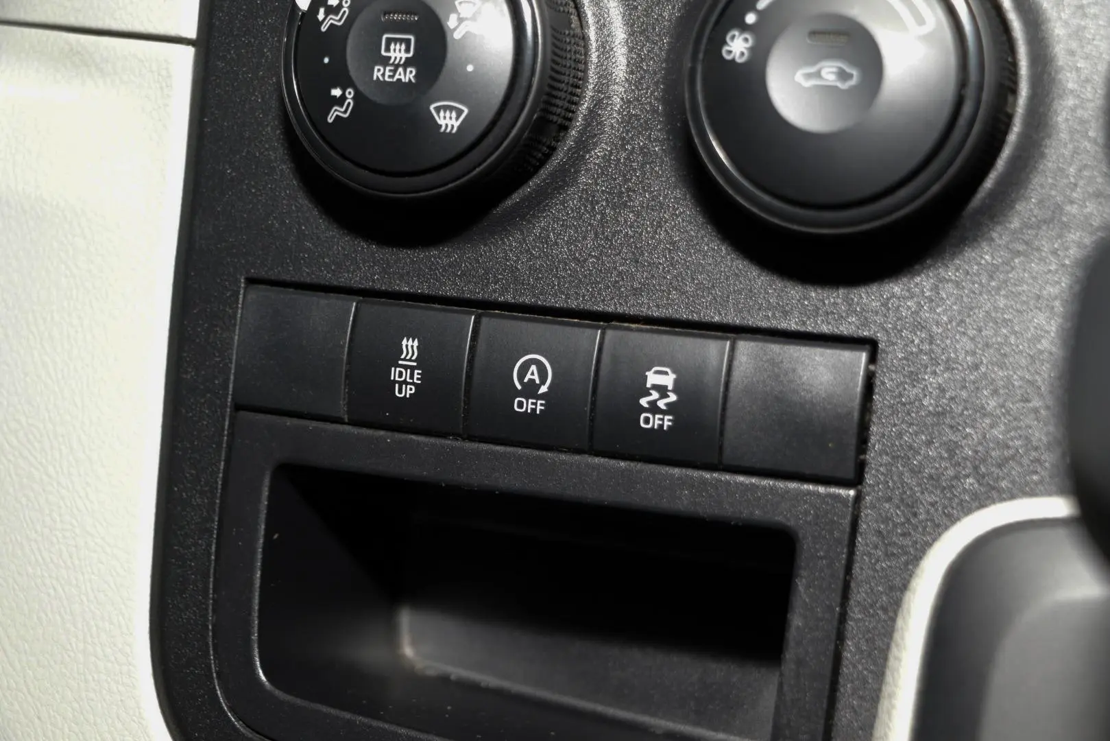 2022 Toyota Hiace Gallery Image 14