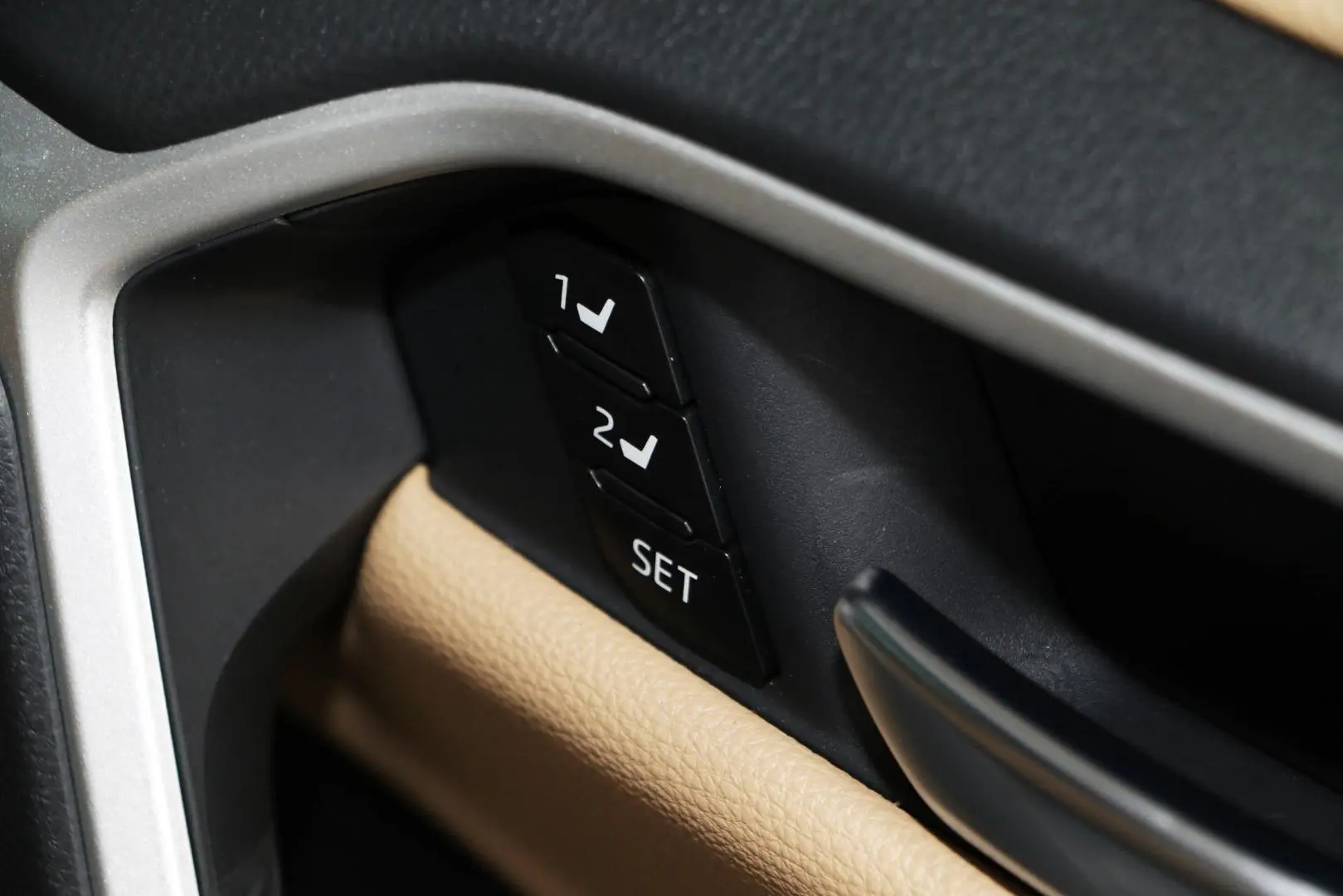 2025 Toyota RAV4 Gallery Image 15