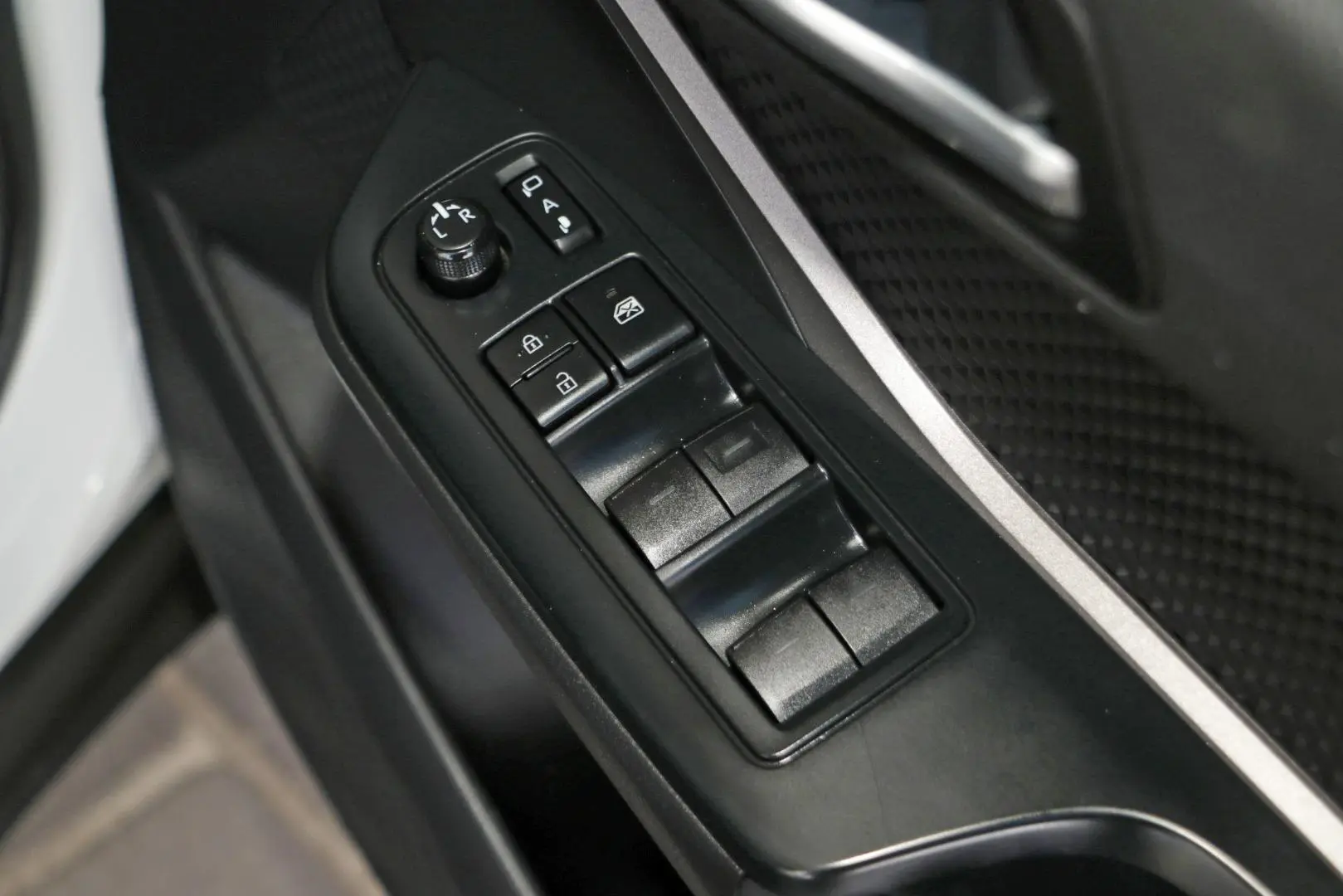 2022 Toyota C-HR Gallery Image 18