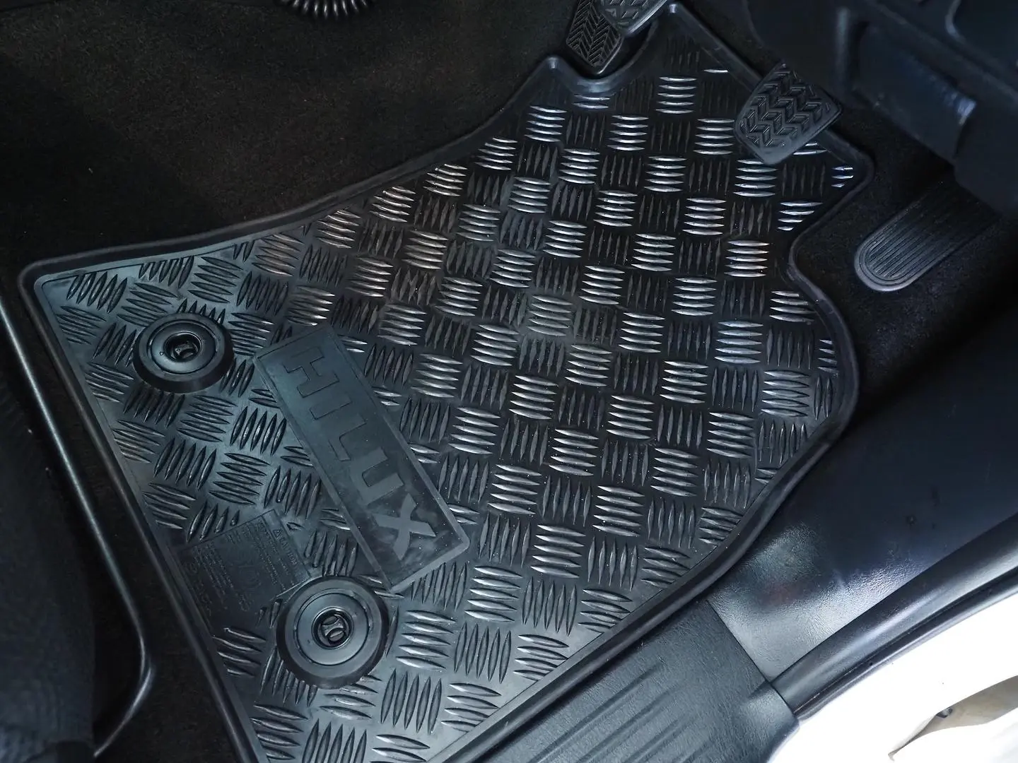 2015 Toyota Hilux Gallery Image 19