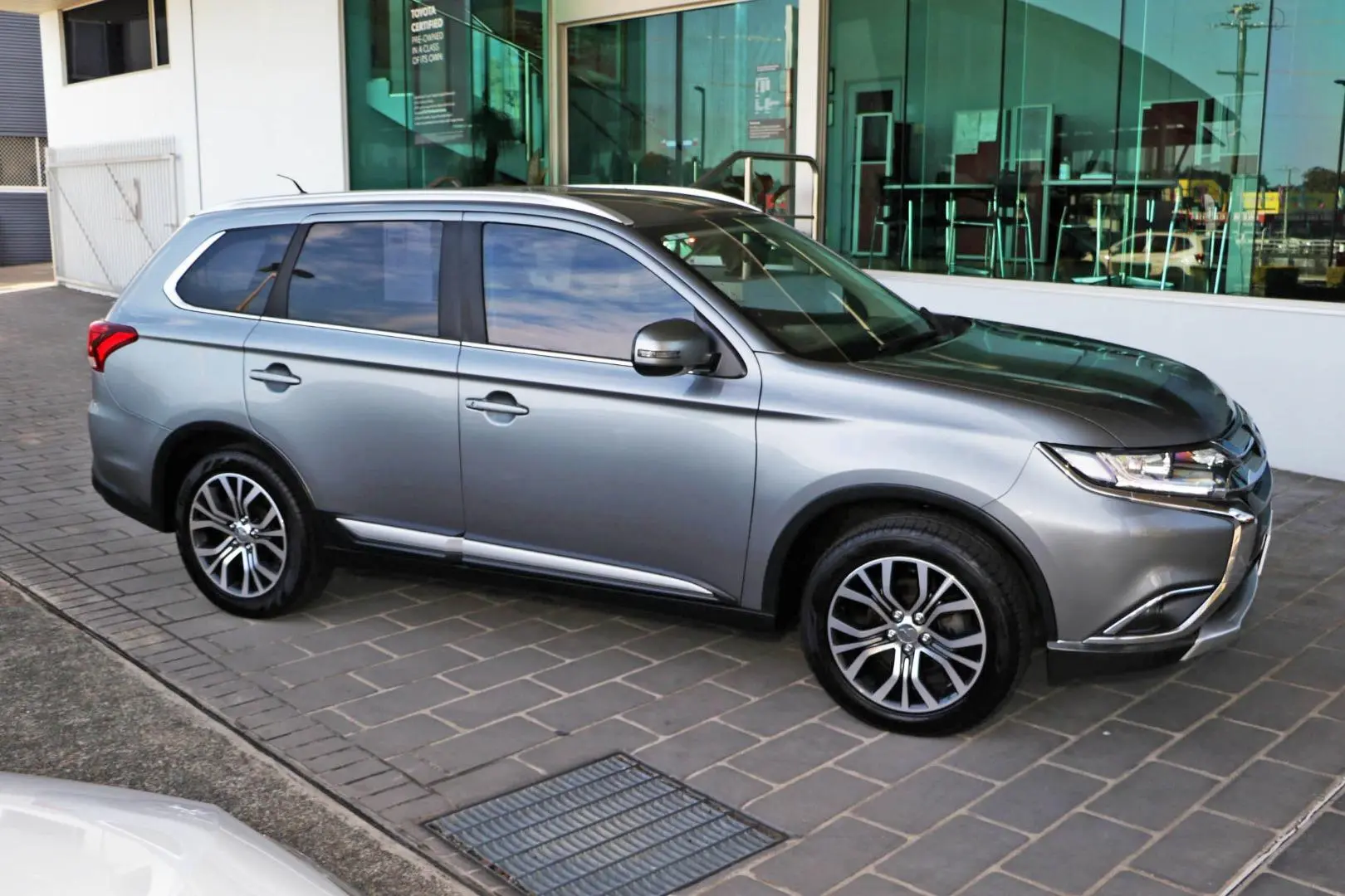 2016 Mitsubishi Outlander Gallery Image 5
