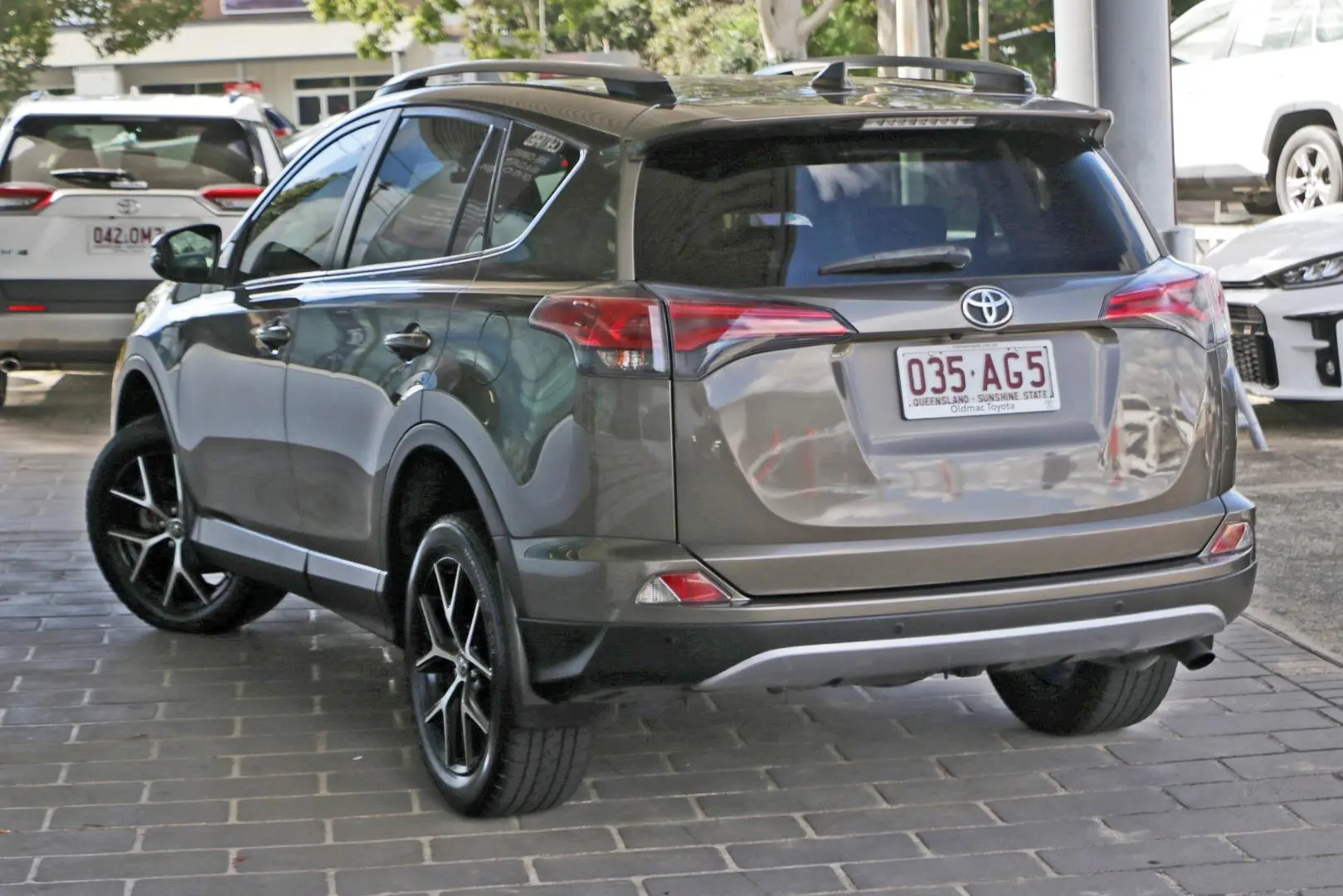 2018 Toyota RAV4 Gallery Image 2