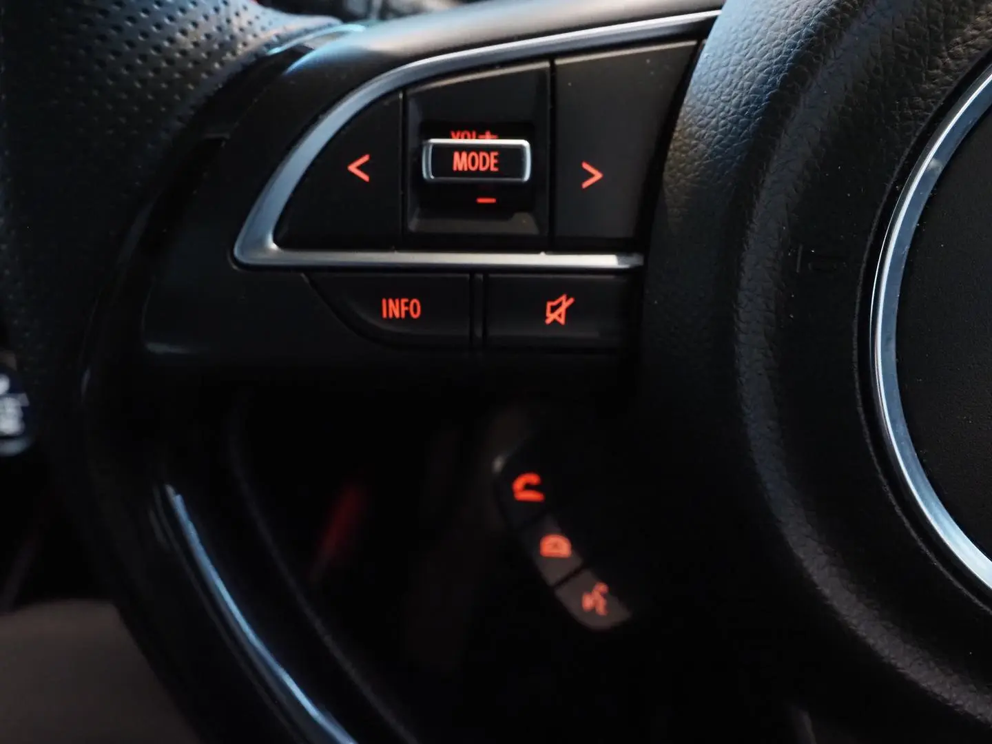 2020 Suzuki Swift Gallery Image 18