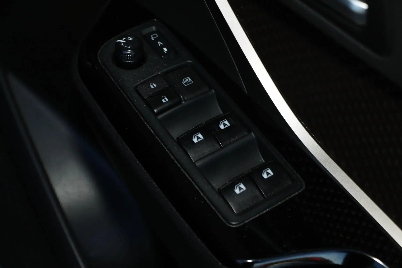 2019 Toyota C-HR Gallery Image 18
