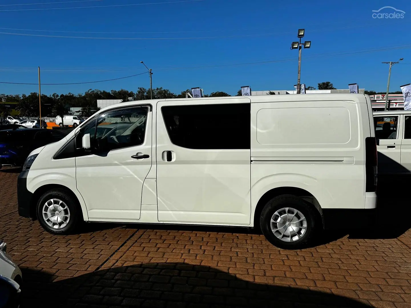 2022 Toyota Hiace Image 8