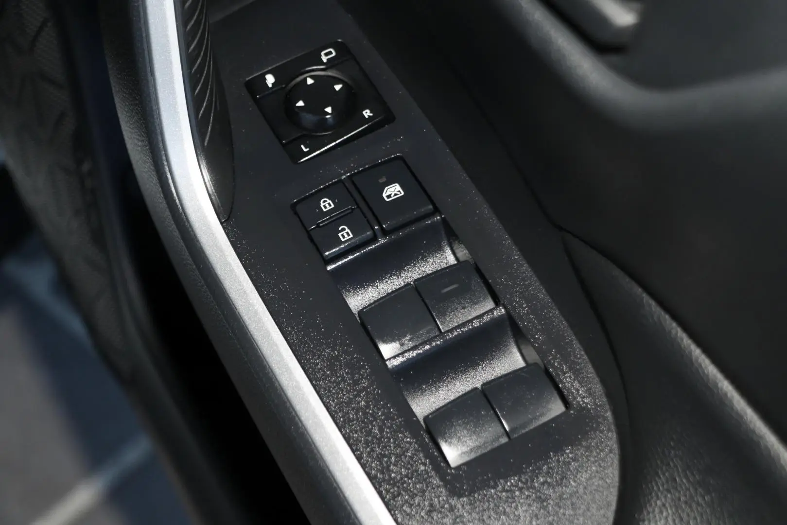 2025 Toyota RAV4 Gallery Image 18