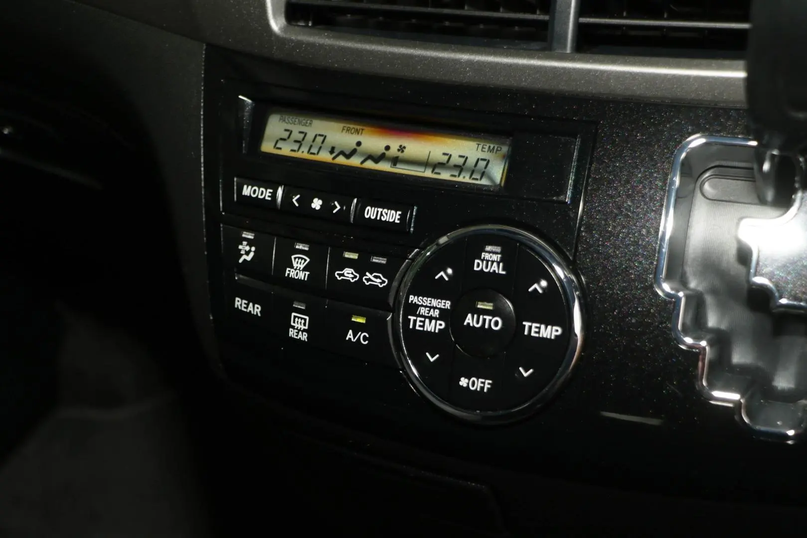 2015 Toyota Tarago Gallery Image 11