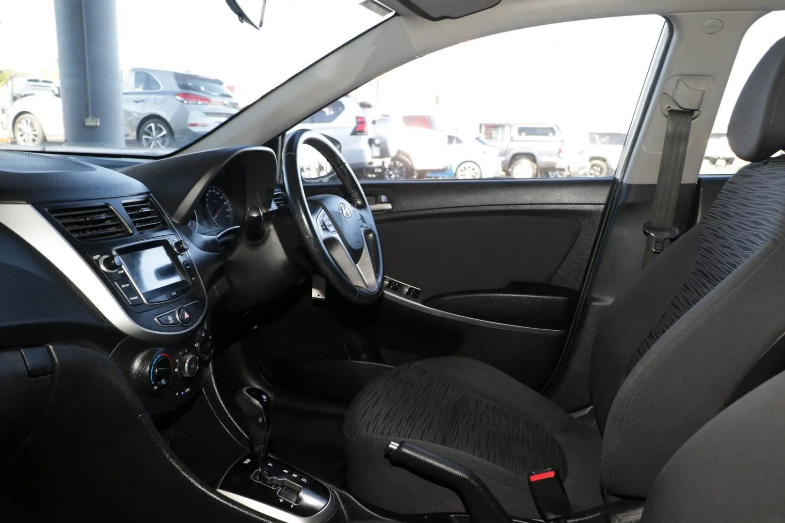 2017 Hyundai Accent Gallery Image 8