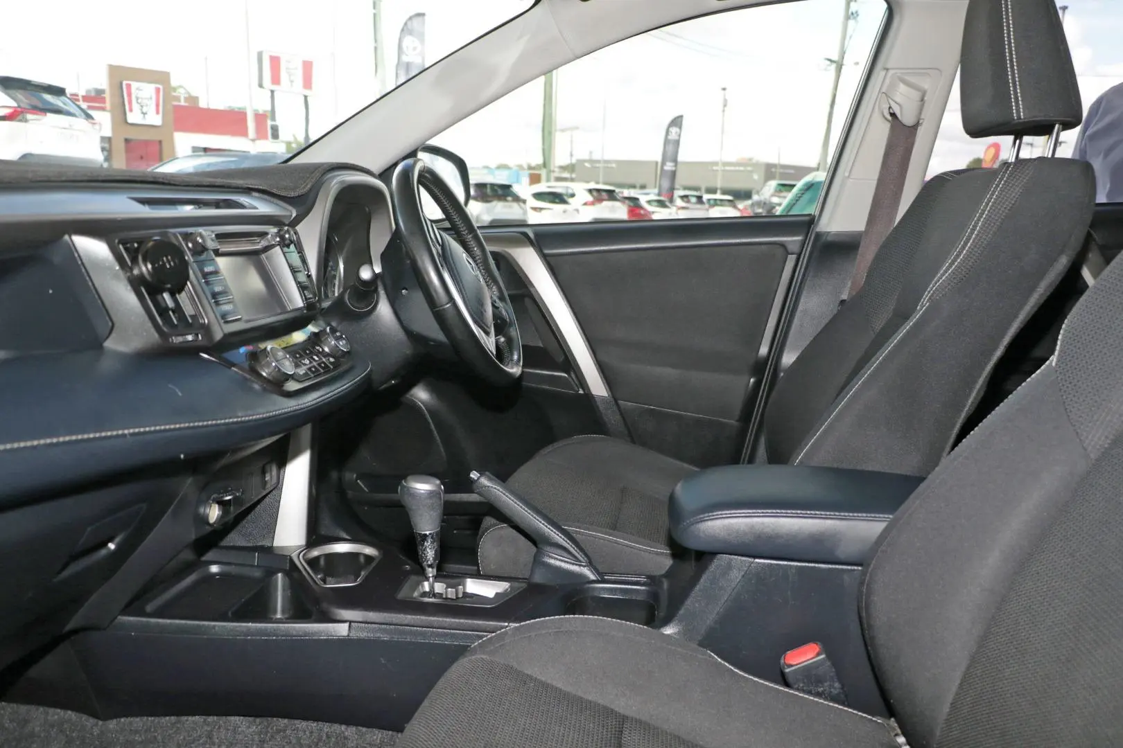 2018 Toyota RAV4 Gallery Image 8